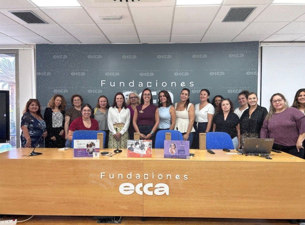 Collage del encuentro Ellas Conectan Empresas: foto de grupo, las tres ponentes, la sala y parte del equipo de Ubuntu Canarias