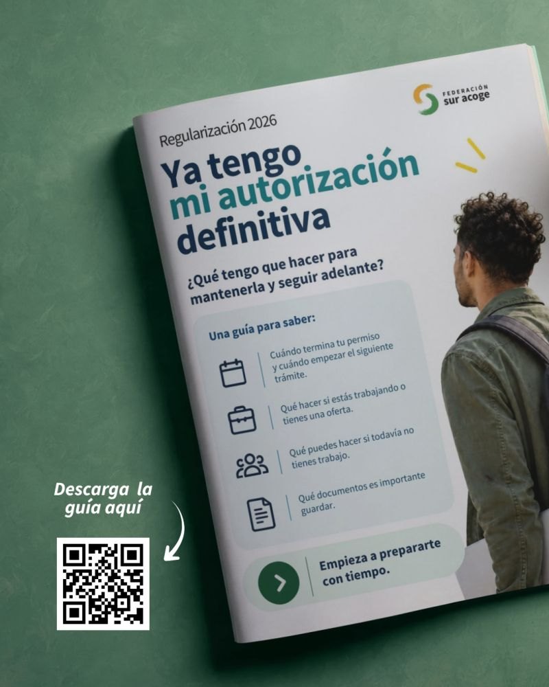 Capa do guia «Ya tengo mi autorización definitiva» da Federación Sur Acoge, com um código QR para o descarregar
