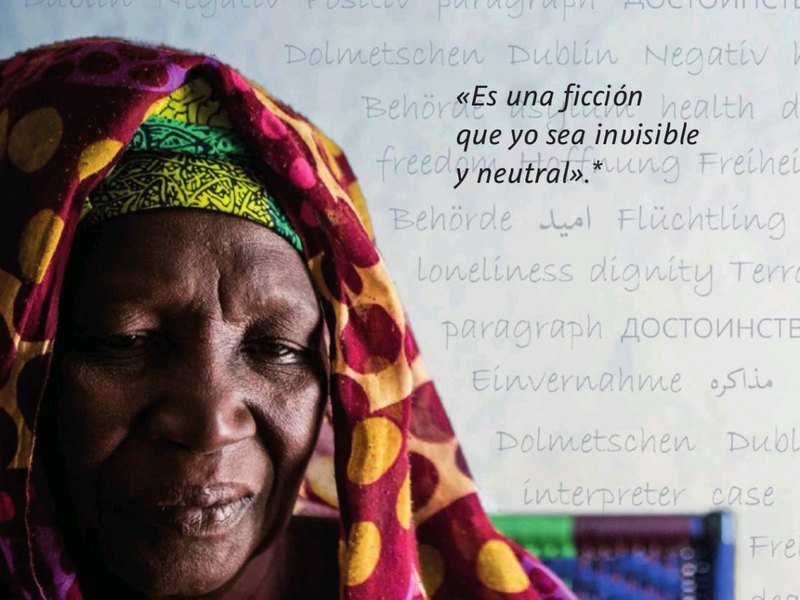 Portada del Manual para intérpretes en procedimientos de asilo de ACNUR, con el retrato de una mujer mayor con pañuelo de colores