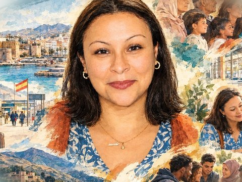 Ilustración en acuarela de Soraya Mohamedi rodeada de escenas de su historia: Melilla, la frontera, las montañas del Gurugú, su familia y personas migrantes que reciben orientación